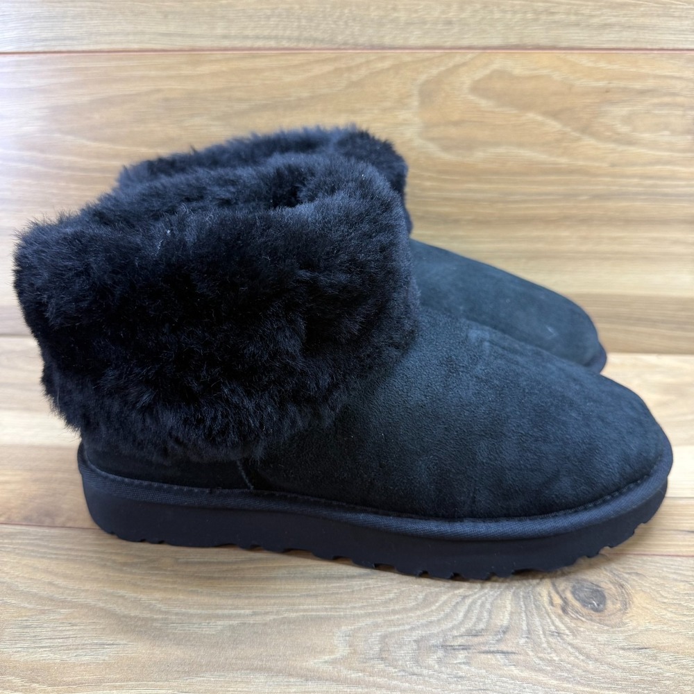 UGG Classic Fluff Mini Boot Women 9 Black Suede Sherpa Fur Cozy Gorpcore Outdoor
